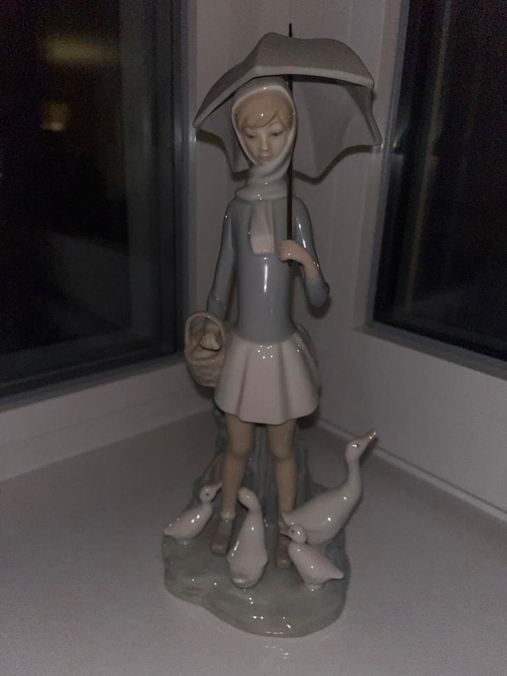 Lladro Porseleinen Figuur Meisje met Eenden, Antiek en Kunst, Kunst | Beelden en Houtsnijwerken, Ophalen
