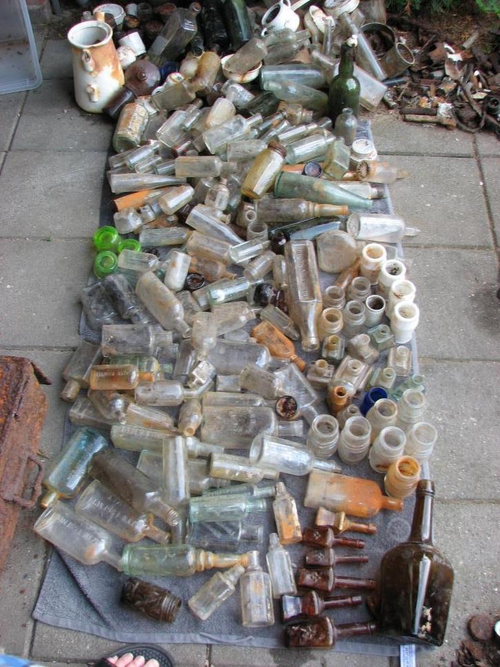 Kruiwagen vol Finted Flessen - potjes 1920/45, bodemvondsten, Antiek en Kunst, Antiek | Glas en Kristal, Ophalen