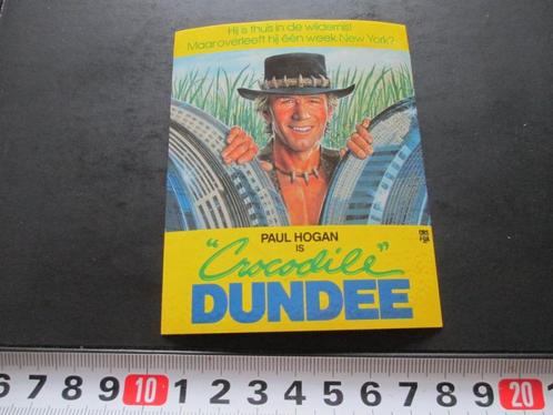 sticker paul hogan is crocodile dundee filmposter new york, Verzamelen, Stickers, Zo goed als nieuw, Bedrijf of Vereniging, Ophalen