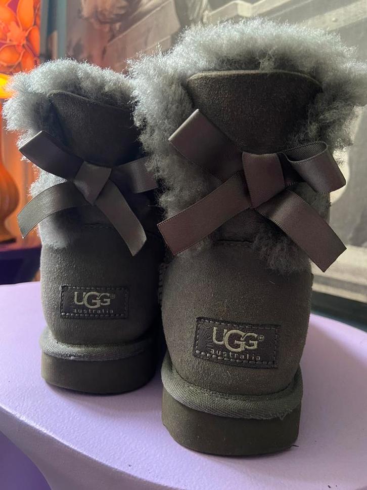 UGG Mini Bailey Bow – cozy winter essential, Kleding | Dames, Schoenen, Gedragen, Snowboots, Grijs, Ophalen of Verzenden