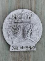 Herinneringsschildje troonswisseling Juliana - Beatrix, Verzamelen, Koninklijk Huis en Royalty, Ophalen of Verzenden, Gebruikt
