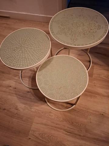 3 Ineensluitende Bijzettafels met Mandala Gravure beschikbaar voor biedingen