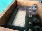 Vintage isolatiemeter in houten behuizing, Antiek en Kunst, Antiek | Gereedschap en Instrumenten, Ophalen of Verzenden
