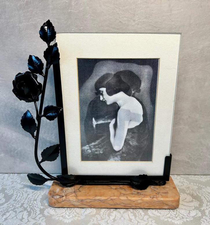 Art Deco fotolijst op marmer., Huis en Inrichting, Woonaccessoires | Lijsten, Zo goed als nieuw, Minder dan 50 cm, Overige materialen