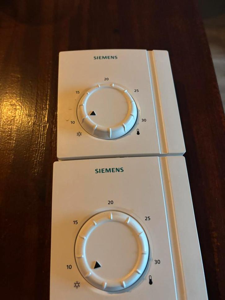 Siemens RAA21 Kamerthermostaat - Multizone Regeling, Doe-het-zelf en Verbouw, Thermostaten, Zo goed als nieuw, Ophalen of Verzenden