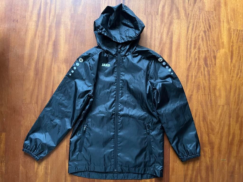 Zwarte regenjas Jako maat 140, Kinderen en Baby's, Kinderkleding | Maat 140, Ophalen of Verzenden, Zo goed als nieuw, Jongen of Meisje