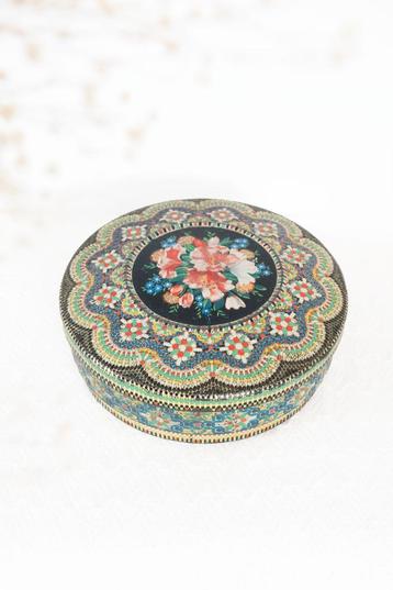 Vintage kraaltjesblik mozaïek koektrommel beschikbaar voor biedingen