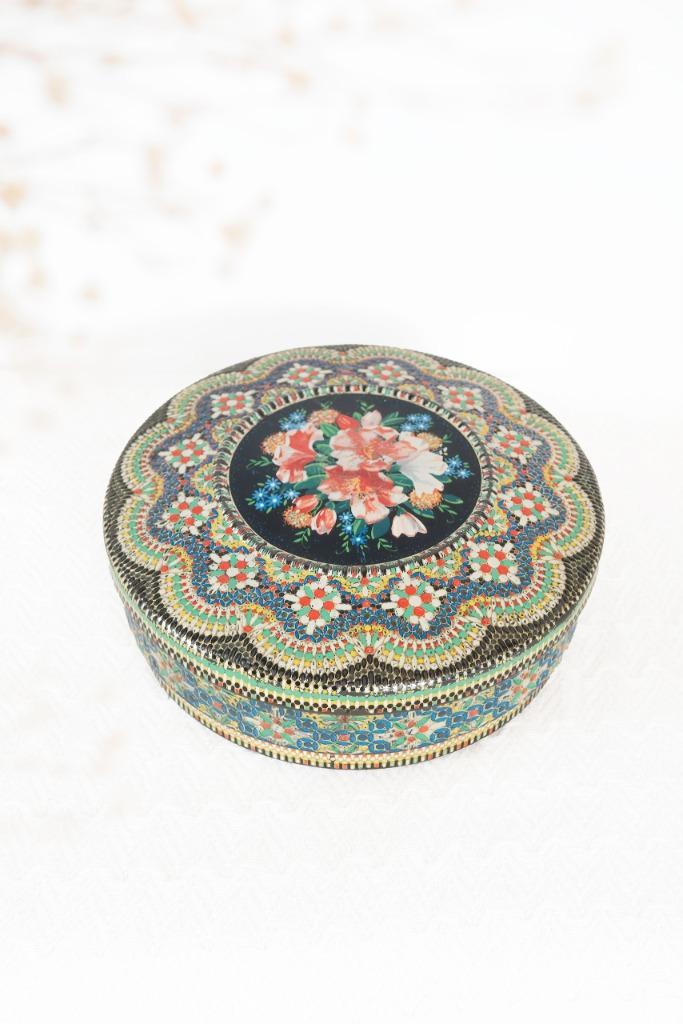 Vintage kraaltjesblik mozaïek koektrommel, Verzamelen, Blikken, Gebruikt, Koek(jes), Ophalen of Verzenden