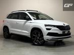 Skoda Karoq 1.5 TSI Sportline Pano Leer Carton Virtual Sfeer, Auto's, 4 cilinders, Wit, Bedrijf, 690 kg