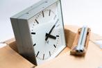 Dubbelzijdige Pragotron Stationsklok, Huis en Inrichting, Ophalen, Nieuw, Analoog, Overige typen