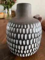 Mobach Vaasje Taupe met Witte Accenten, Antiek en Kunst, Ophalen of Verzenden