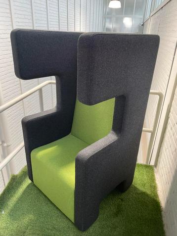 Akoestische fauteuil beschikbaar voor biedingen