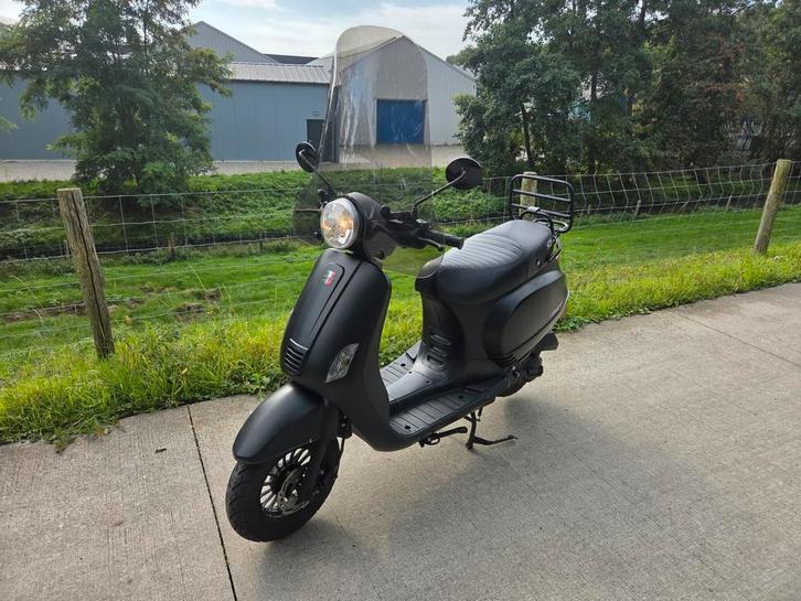 Gts toscana geel kenteken 2019, Fietsen en Brommers, Scooters | Overige merken, Zo goed als nieuw, Maximaal 45 km/u, Benzine, Ophalen