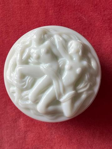 Persglazen art deco dekseldoos met nimfen, wit beschikbaar voor biedingen