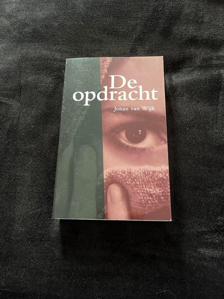 De Opdracht - Johan van Wijk, Boeken, Romans, Zo goed als nieuw, Nederland, Ophalen of Verzenden