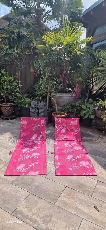 2x Strandbed strandmat met rugleuning met tasje samen voor: beschikbaar voor biedingen