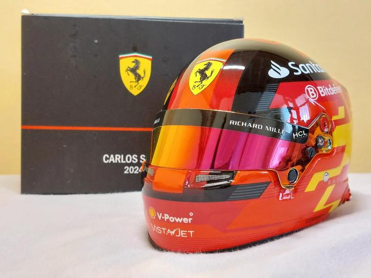 Carlos Sainz Ferrari F1 helm seizoen 2024 1:2, Verzamelen, Automerken, Motoren en Formule 1, Nieuw, Formule 1, Verzenden