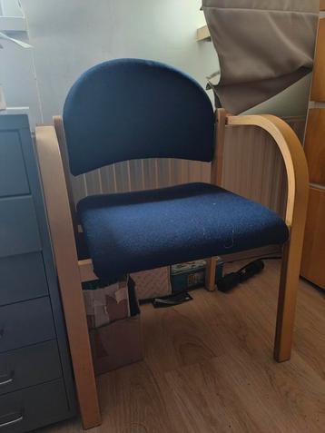 Stevige mooie stoel beschikbaar voor biedingen