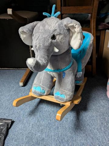 Hobbeldier olifant  beschikbaar voor biedingen