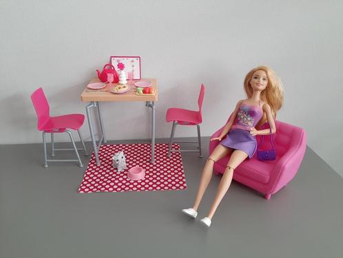 barbie moderne speelset eetttafel bankje meubels hondje, Kinderen en Baby's, Speelgoed | Poppen, Zo goed als nieuw, Barbie, Ophalen of Verzenden