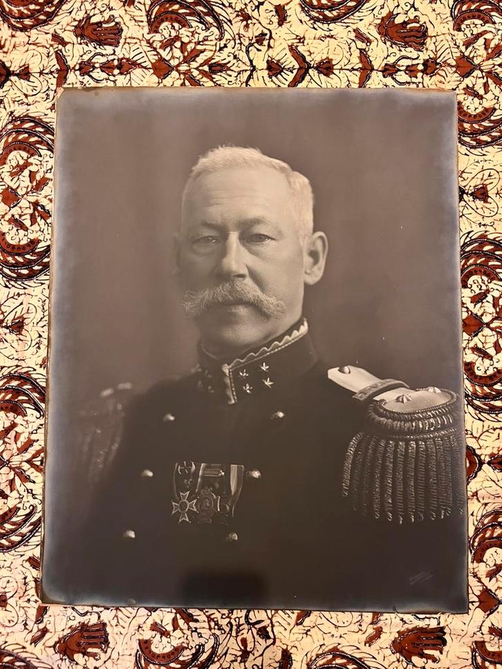 Foto Generaal Maj. onderscheidingen Atjeh Zéér groot formaat, Verzamelen, Militaria | Algemeen, Landmacht, Foto of Poster, Nederland