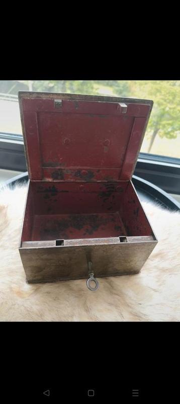 Klein metalen vintage geldkistje  beschikbaar voor biedingen