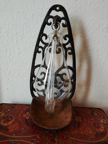 Mooie gietijzeren barometer met glas beschikbaar voor biedingen
