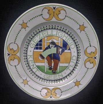 Art Deco wandbord met oa. Maan Sterren & Bandoneon speler beschikbaar voor biedingen