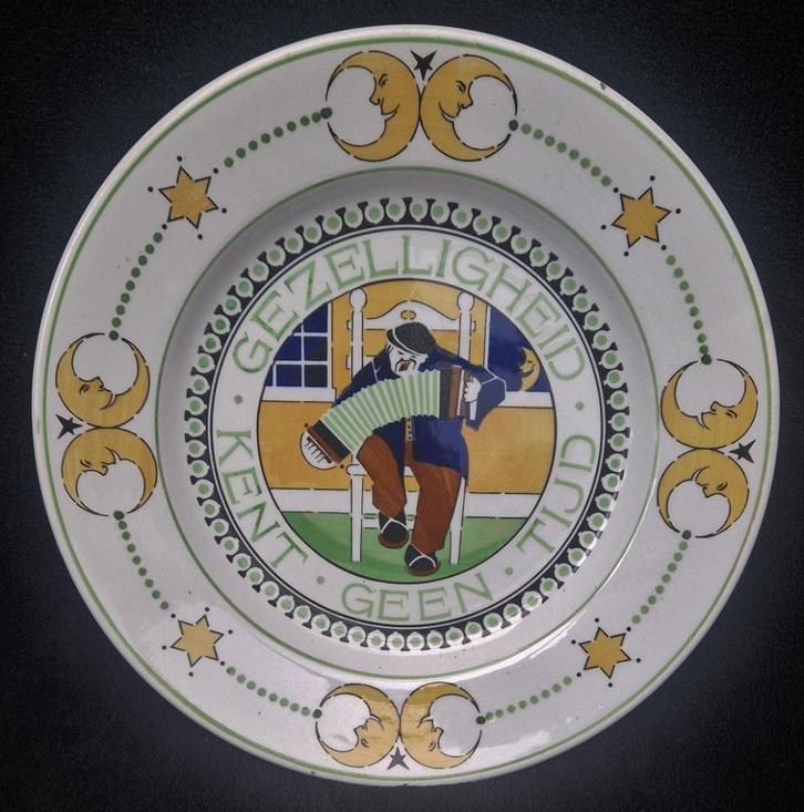 Art Deco wandbord met oa. Maan Sterren & Bandoneon speler, Antiek en Kunst, Antiek | Wandborden en Tegels, Ophalen of Verzenden