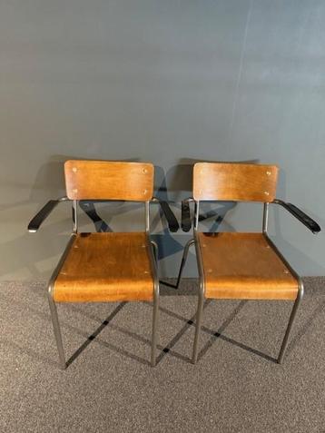 Vintage houten schoolstoelen 2 stuks beschikbaar voor biedingen