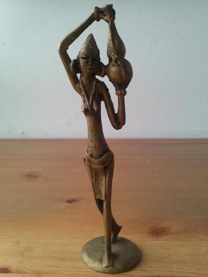 Vrouw met kruik mooi antiek brons beeldje uit Afrika 18,5 cm, Antiek en Kunst, Kunst | Niet-Westerse kunst, Ophalen of Verzenden
