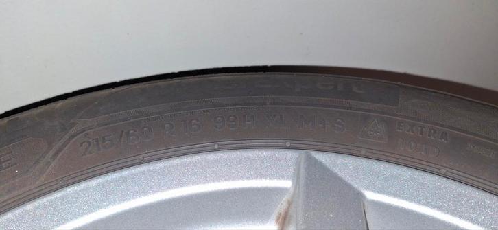 Winterbanden 215/60 R16 op Lichtmetalen Velgen, Auto-onderdelen, Banden en Velgen, Banden en Velgen, Winterbanden, 16 inch, 215 mm