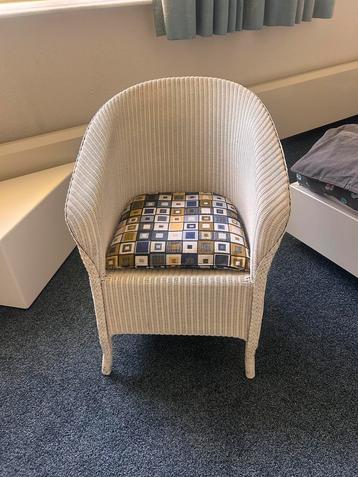 Mooie rotan stoel met kussen beschikbaar voor biedingen