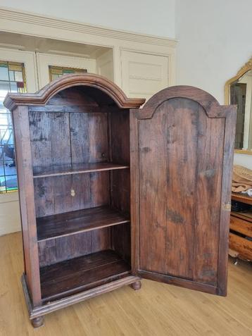 vintage kast beschikbaar voor biedingen