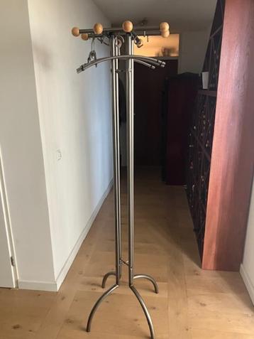 Te koop moderne geborsteld roestvrijstalen kapstok beschikbaar voor biedingen