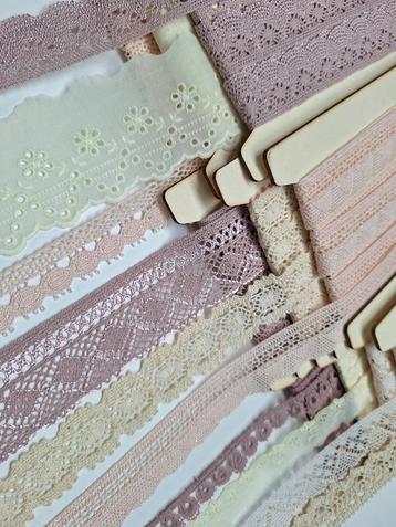 Heel mooi vintage roze, oudroze ecru kant broderie pakket beschikbaar voor biedingen