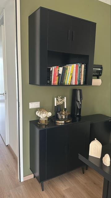 Zwarte tweedelige kast beschikbaar voor biedingen