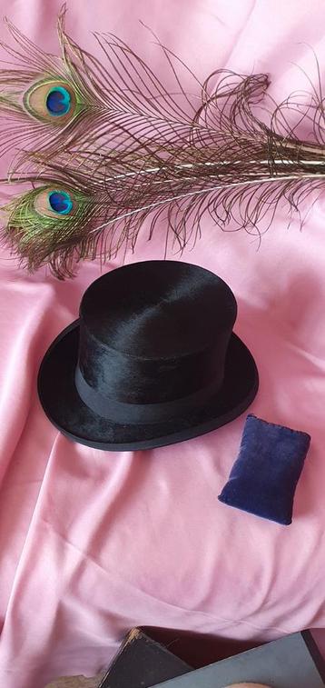 Zwarte hoge herenhoed Charles Dickens stijl. beschikbaar voor biedingen