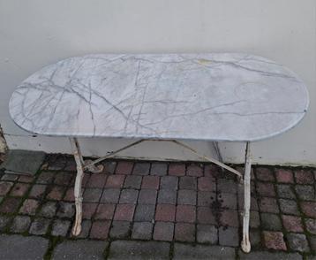 2 Marmeren tafels met gietijzeren onderstel beschikbaar voor biedingen