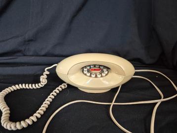 Vintage retro telefoon ptt wenen hoorn op de haak beschikbaar voor biedingen