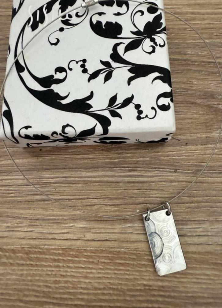 Nieuwe zilveren draadketting met bedel, Sieraden, Tassen en Uiterlijk, Kettingen, Nieuw, Zilver, Zilver, Met hanger, Ophalen of Verzenden