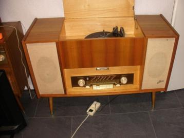 Mooi radiomeubel beschikbaar voor biedingen
