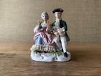 Porseleinen beeldje van een romantisch stel op een bankje, Verzamelen, Beelden en Beeldjes, Ophalen of Verzenden, Zo goed als nieuw
