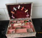 ANTIEKE GEBLOEMDE NAAIDOOS /BORDUURDOOS MET GARENS, Antiek en Kunst, Ophalen of Verzenden