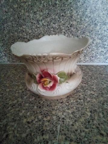 Oude bloempot, Capidimonte Italië. Stempel kroontje N beschikbaar voor biedingen