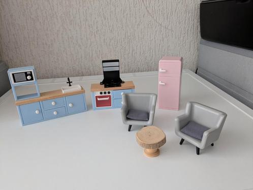 Poppenhuis keuken met twee stoelen en tafeltje 🏠., Verzamelen, Poppenhuizen en Toebehoren, Zo goed als nieuw, Poppenhuis, Ophalen of Verzenden