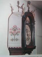 Borduurpatroon  Kleedje voor de klok    nr 6306 74, Hobby en Vrije tijd, Borduren en Borduurmachines, Verzenden, Nieuw, Handborduren