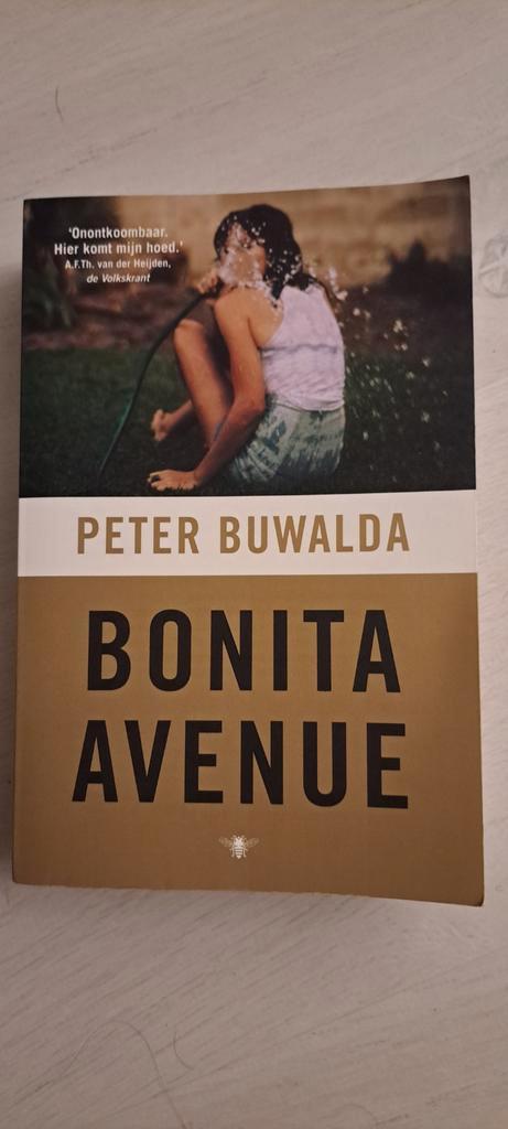 Bonita Avenue - Peter Buwalda, Boeken, Literatuur, Gelezen, Nederland, Ophalen of Verzenden