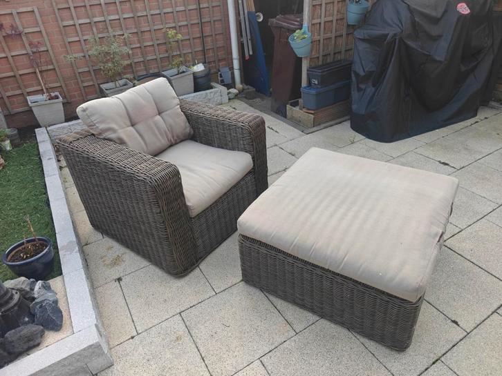 Stoel,tafel en hocker met kussens, Tuin en Terras, Tuinsets en Loungesets, Gebruikt, Hocker, Stoel, Ophalen