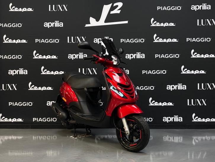 Piaggio Zip | Candy Red | Brom | 2023 | 8101 km | 1 eig, Fietsen en Brommers, Scooters | Piaggio, Zo goed als nieuw, Zip, Maximaal 45 km/u